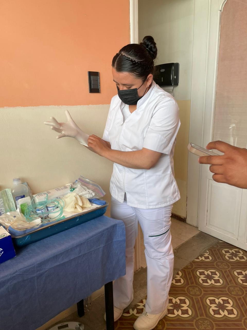 Práctica con guantes y material de enfermería